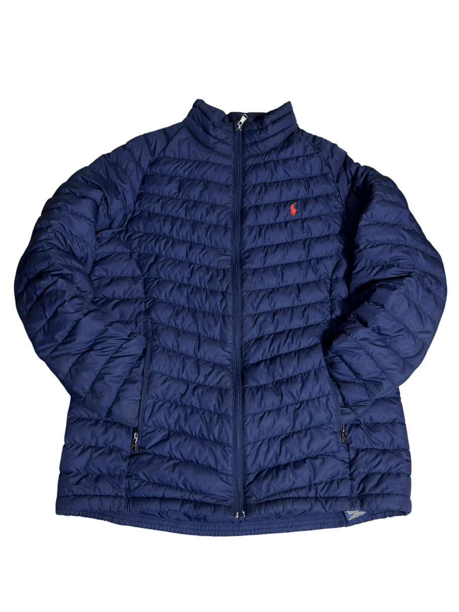 Sötétkék steppelt férfi streetwear dzseki cipzárral, kis hímzett logóval.
