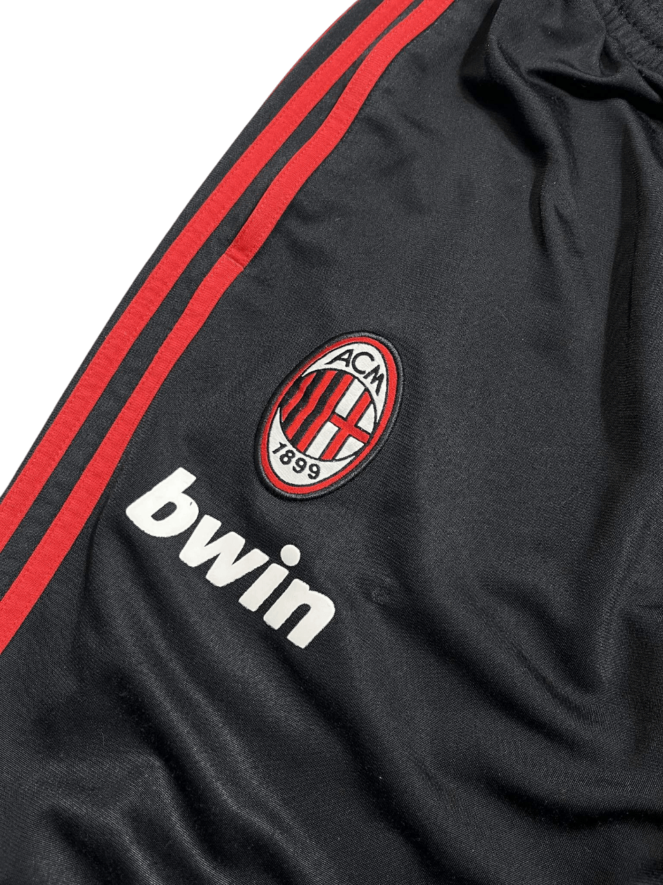 Fekete vintage AC Milan melegítő felső piros csíkokkal és hímzett klub logóval