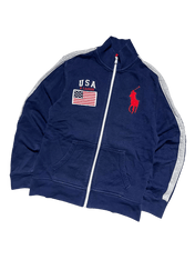 Sötétkék, cipzáros vintage streetwear pulóver USA zászló és lovas logóval, szürke csíkkal az ujjakon