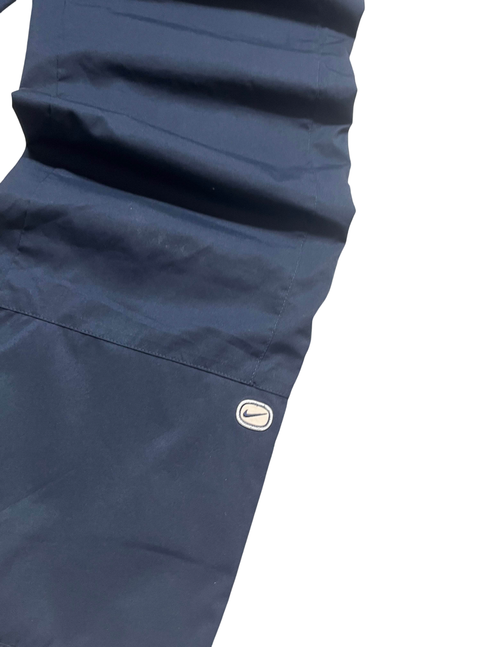 Sötétkék Nike streetwear nadrág logóval, vintage stílusban