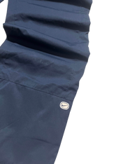 Sötétkék Nike streetwear nadrág logóval, vintage stílusban