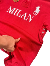 Piros vintage MILAN feliratú póló, hímzett lovas logóval, kéz egy pötty felé mutat