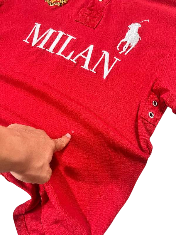 Piros vintage MILAN feliratú póló, hímzett lovas logóval, kéz egy pötty felé mutat