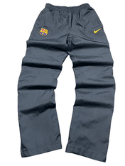 Fekete vintage Nike melegítőnadrág Barcelona logóval, streetwear stílusban