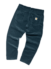 Fekete kordbársony nadrág hátulnézetben, vintage streetwear stílus, farzsebekkel.