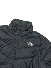 Fekete The North Face pufi dzseki cipzárral, vintage streetwear stílusban.