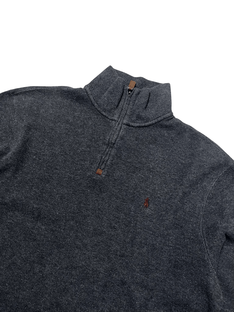 Sötét szürke, félcipzáros vintage streetwear pulóver hímzett logóval, prémium anyagból.