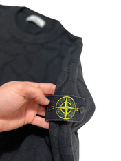 Fekete Stone Island streetwear pulóver sárga logós karrátéttal, vintage stílus