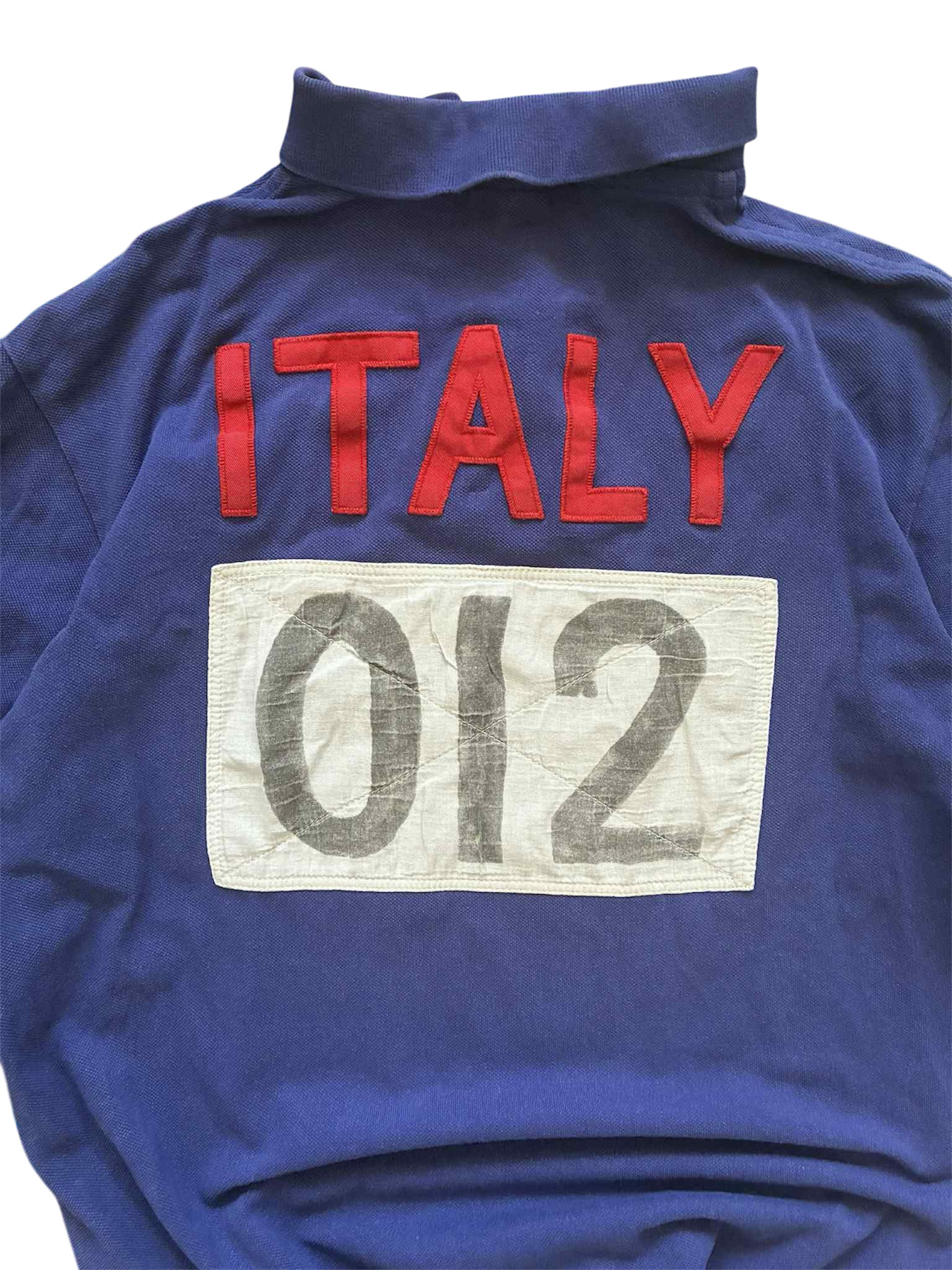 Kék vintage streetwear póló, hátán piros ITALY felirat és 012-es szám, sportos stílus