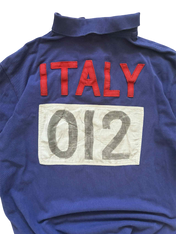 Kék vintage streetwear póló, hátán piros ITALY felirat és 012-es szám, sportos stílus