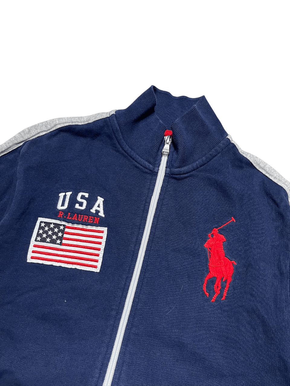 Sötétkék vintage zipzáras pulóver USA zászlóval és piros lovas hímzéssel, streetwear stílus