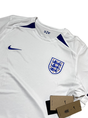 Fehér Anglia focimez Nike logóval, címkékkel, hímzett címerrel, streetwear stílusban