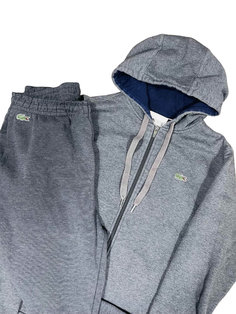 Szürke vintage Lacoste kapucnis pulóver és melegítőnadrág szett streetwear stílusban