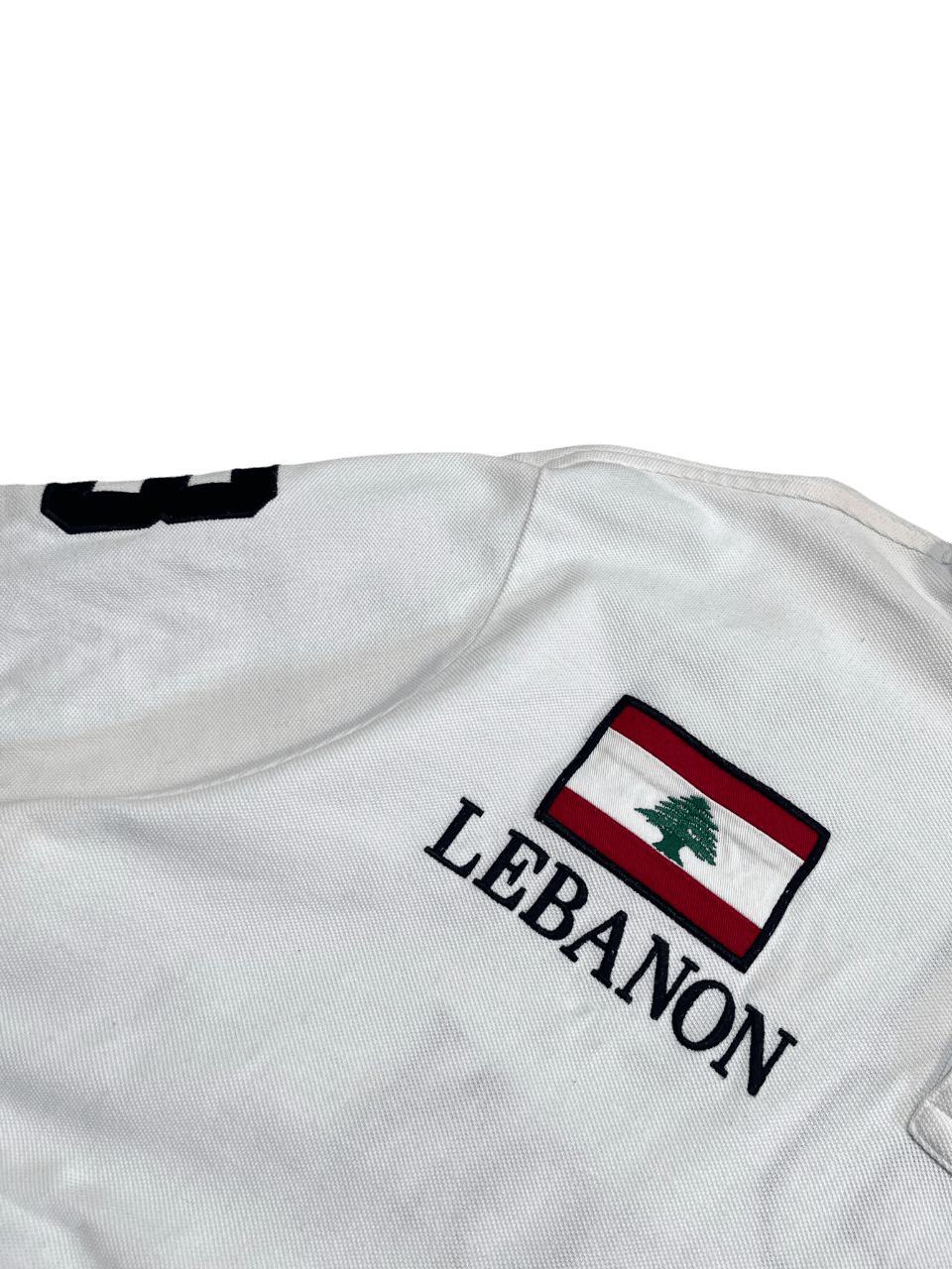 Fehér vintage póló, Lebanon felirat és libanoni zászló hímzéssel, streetwear stílusban
