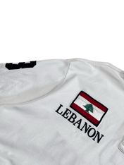 Fehér vintage póló, Lebanon felirat és libanoni zászló hímzéssel, streetwear stílusban