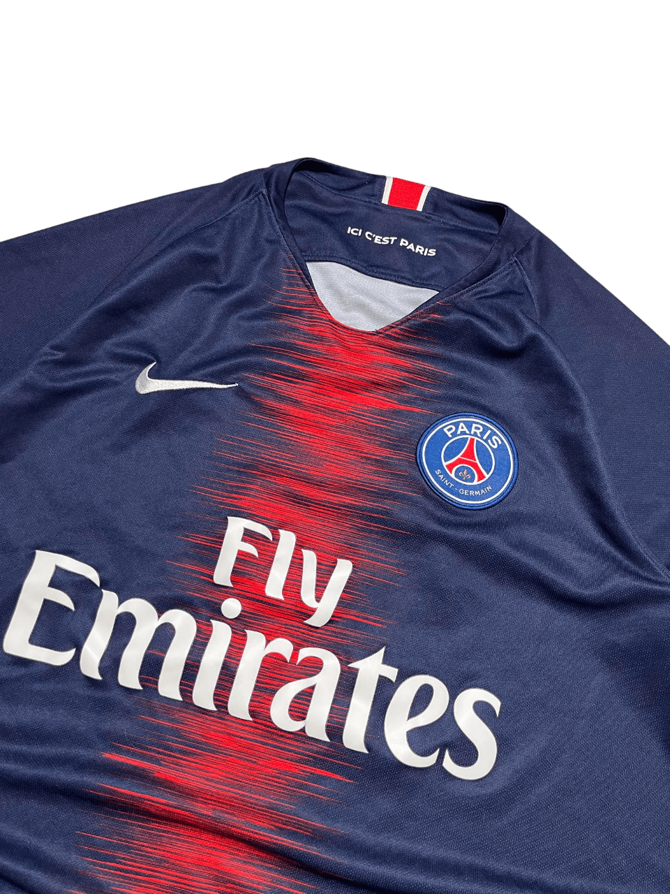PSG sötétkék, piros mintás vintage focimez Nike logóval, Paris Saint-Germain címerrel.