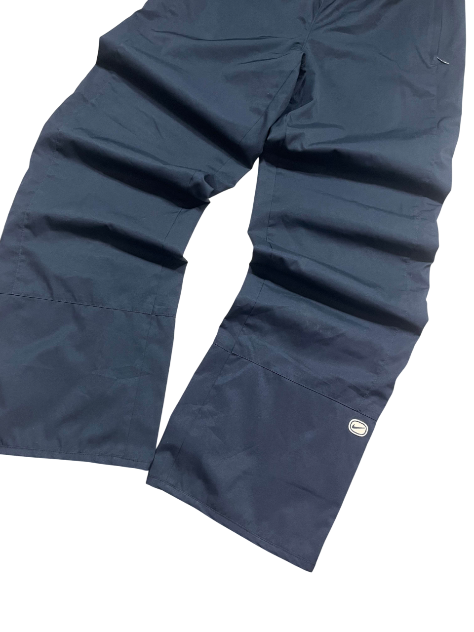 Sötétkék Nike streetwear nadrág vintage stílusban, bő szabással és logóval.