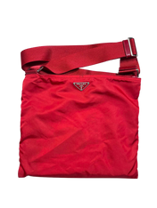 Prada piros váll táska streetwear stílusban, állítható pánttal, vintage dizájn