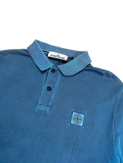 Kék Stone Island galléros póló hímzett logóval, vintage streetwear stílus