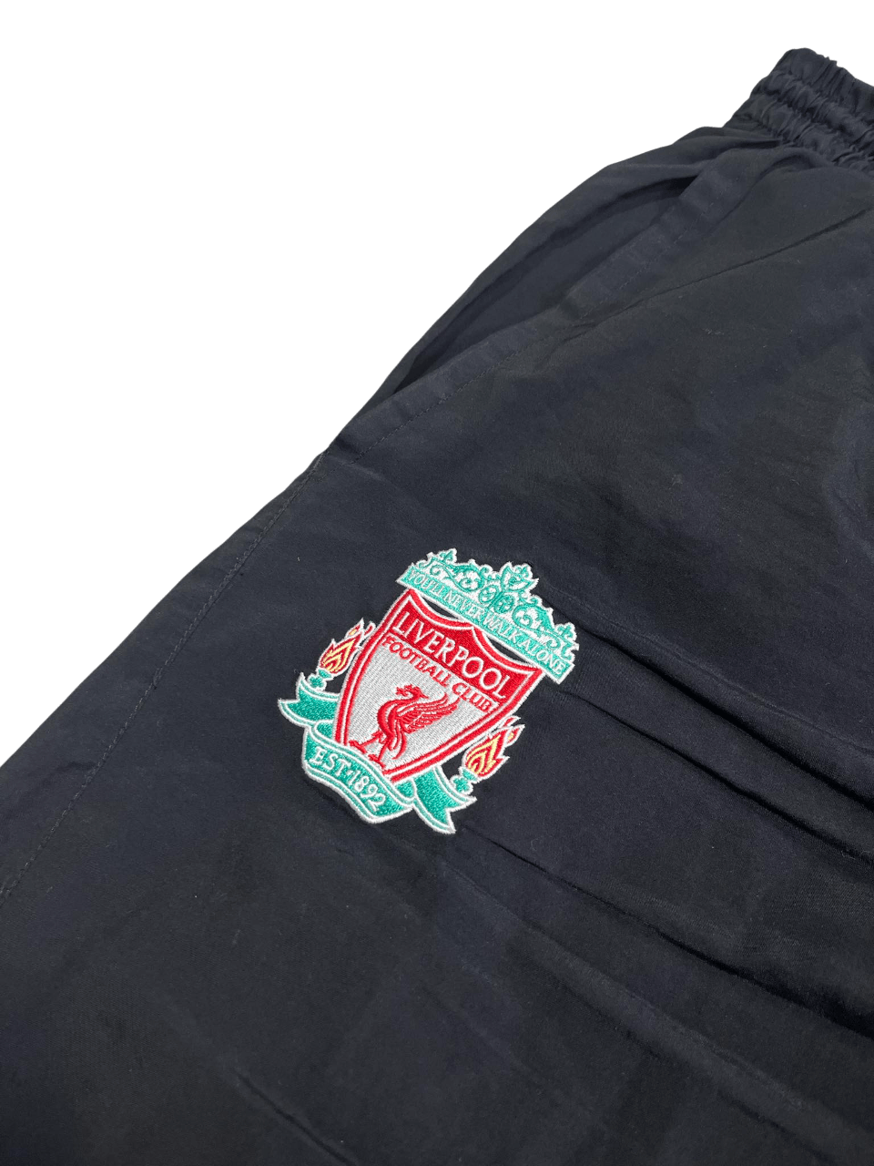 Fekete streetwear nadrág Liverpool hímzett logóval, vintage stílusban