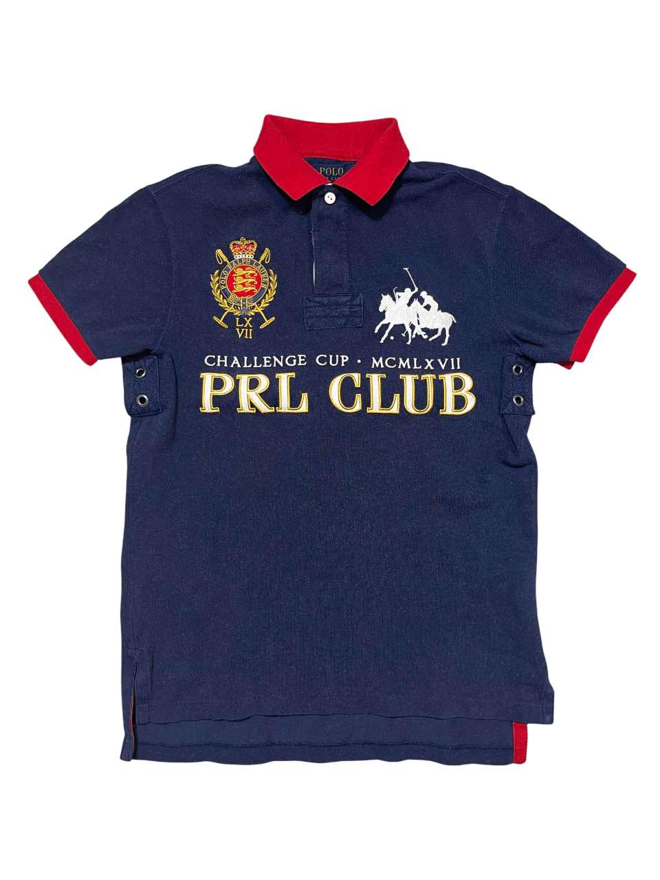 Sötétkék vintage galléros póló piros gallérral és ujjvégekkel, PRL Club felirattal, hímzett logóval, streetwear stílusban.
