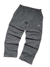 Férfi szürke Nike streetwear melegítőnadrág rugalmas derékrésszel, minimalista dizájn