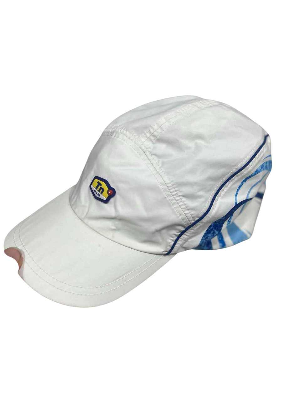 Fehér vintage streetwear sapka hímzett logóval és kék mintával, egyedi dizájn