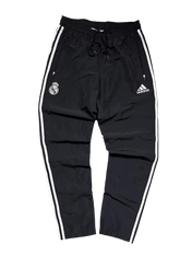 Fekete Adidas melegítőnadrág fehér csíkokkal, Real Madrid logóval, streetwear stílus