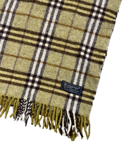 Kockás, zöld gyapjúsál vintage stílusban, rojtos szegéllyel, Burberry címkével.