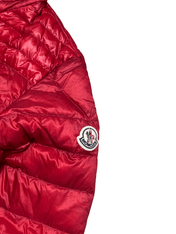 Piros, fényes steppelt kabát Moncler logóval, vintage streetwear stílus.
