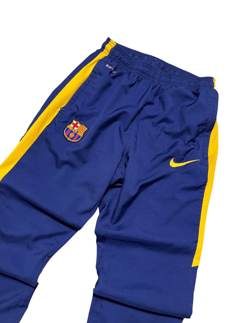 Barcelonás Nike melegítőnadrág sötétkék-sárga színben, hímzett címerrel