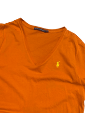 Narancssárga V-nyakú póló, hímzett logóval, vintage streetwear stílusban