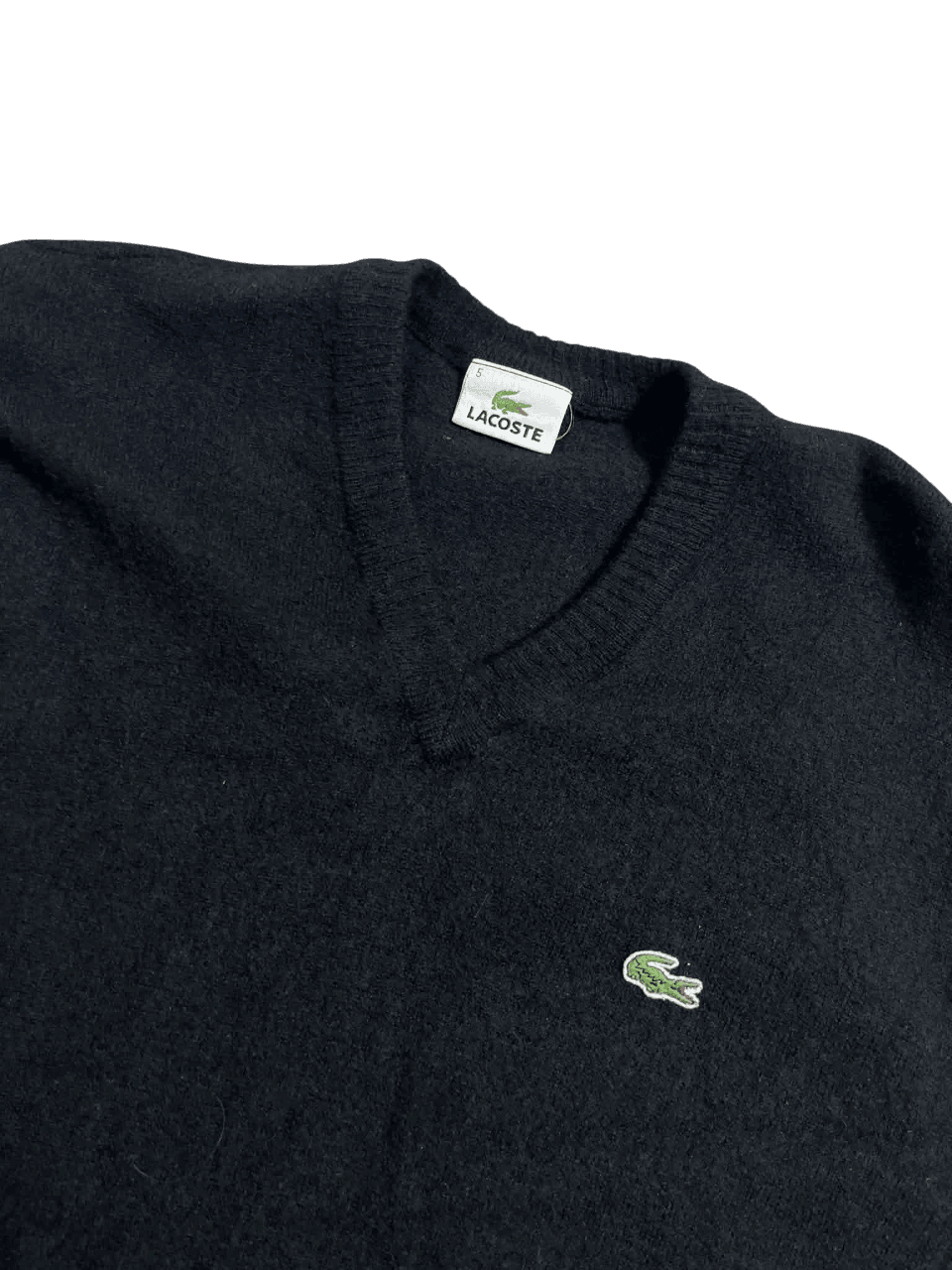 Fekete Lacoste V-nyakú pulóver vintage streetwear stílusban, krokodil logóval