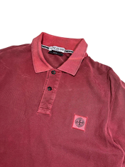 Vörös Stone Island galléros streetwear póló, hímzett logóval, vintage stílus