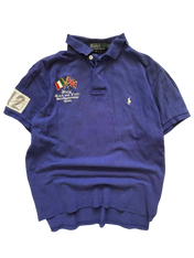 Sötétkék vintage Ralph Lauren póló hímzett zászlókkal és logóval, streetwear stílusban.