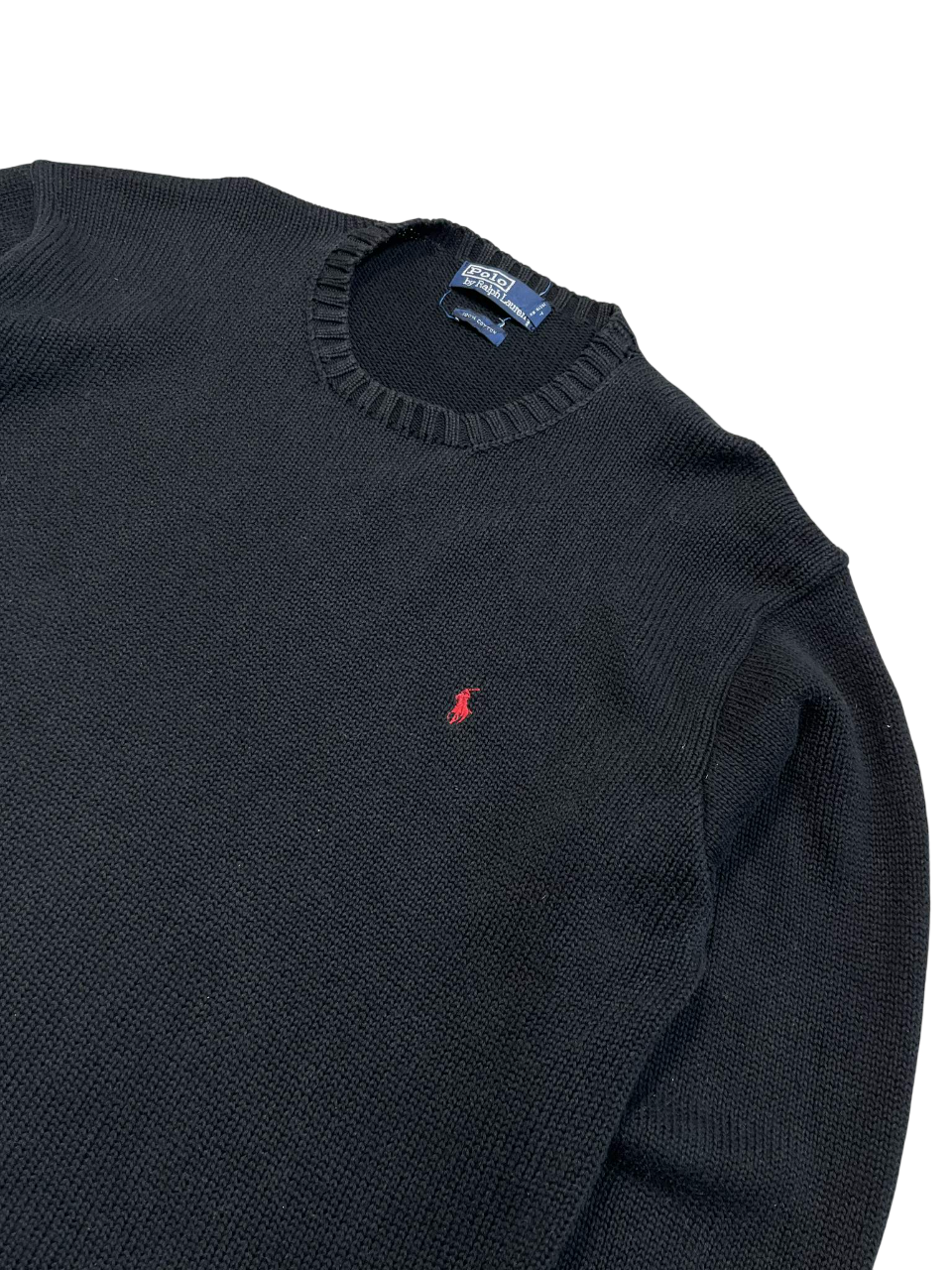 Fekete vintage kötött pulóver piros logó hímzéssel, streetwear stílus
