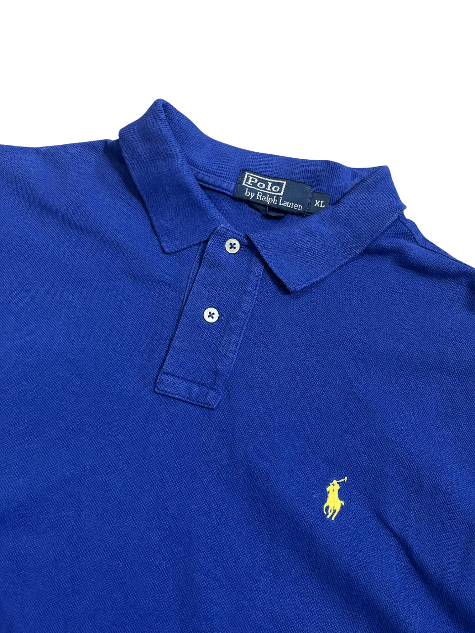 Kék Ralph Lauren póló gallérral, sárga hímzett logóval, vintage streetwear stílusban