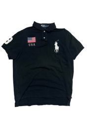 Fekete Polo Ralph Lauren póló amerikai zászlóval, USA felirattal, hímzett lovas logóval, vintage streetwear stílusban.