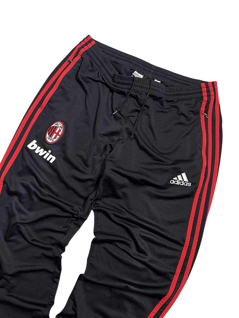 Fekete Adidas melegítőnadrág piros csíkokkal, AC Milan logóval, streetwear stílus