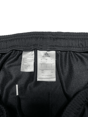 Adidas fekete streetwear nadrág címke közelről, méret és anyag információval