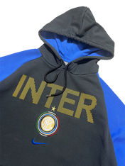 Fekete és kék INTER feliratos kapucnis pulóver, sportos streetwear stílusban, hímzett logóval.