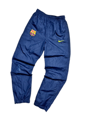 Sötétkék vintage Barcelona Nike tréningnadrág, hímzett logókkal, elasztikus derékrésszel