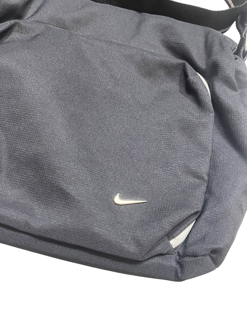 Sötétszürke Nike streetwear válltáska minimalista dizájnnal, vintage stílusban
