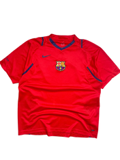 Vintage piros Nike Barcelona futballmez, rövid ujjú, címerrel az elején.