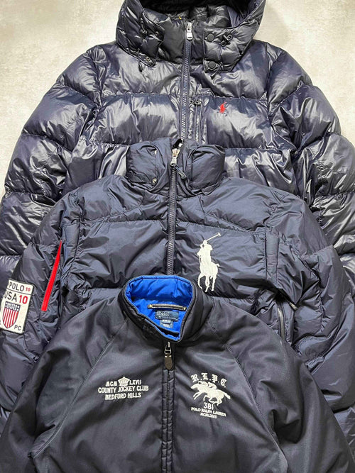 Három sötétkék férfi streetwear dzseki, hímzett logókkal, vintage stílusban.