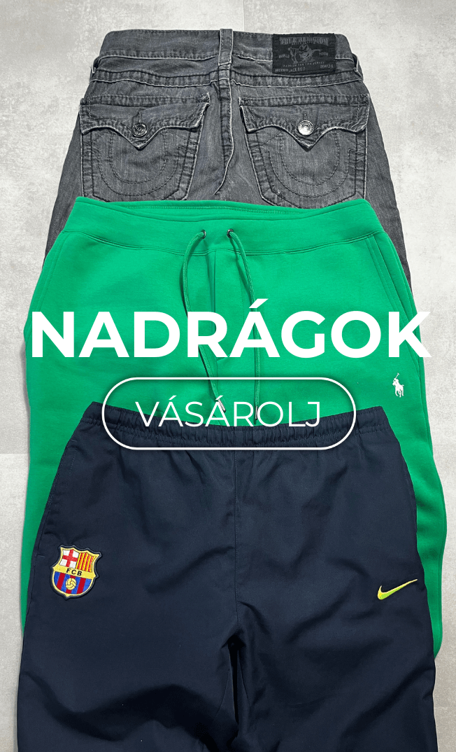 Háromféle férfi nadrág, farmer, zöld jogger és sötétkék sportnadrág logókkal, világos háttéren.