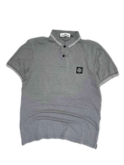 Szürke, rövid ujjú Stone Island galléros póló fekete logó folttal, vintage streetwear stílusban.