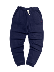 Sötétkék vintage melegítőnadrág fehér zsinórral és piros logóval, streetwear stílus