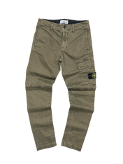 Stone Island khaki cargo nadrág, vintage streetwear stílus, oldalzseb emblemával
