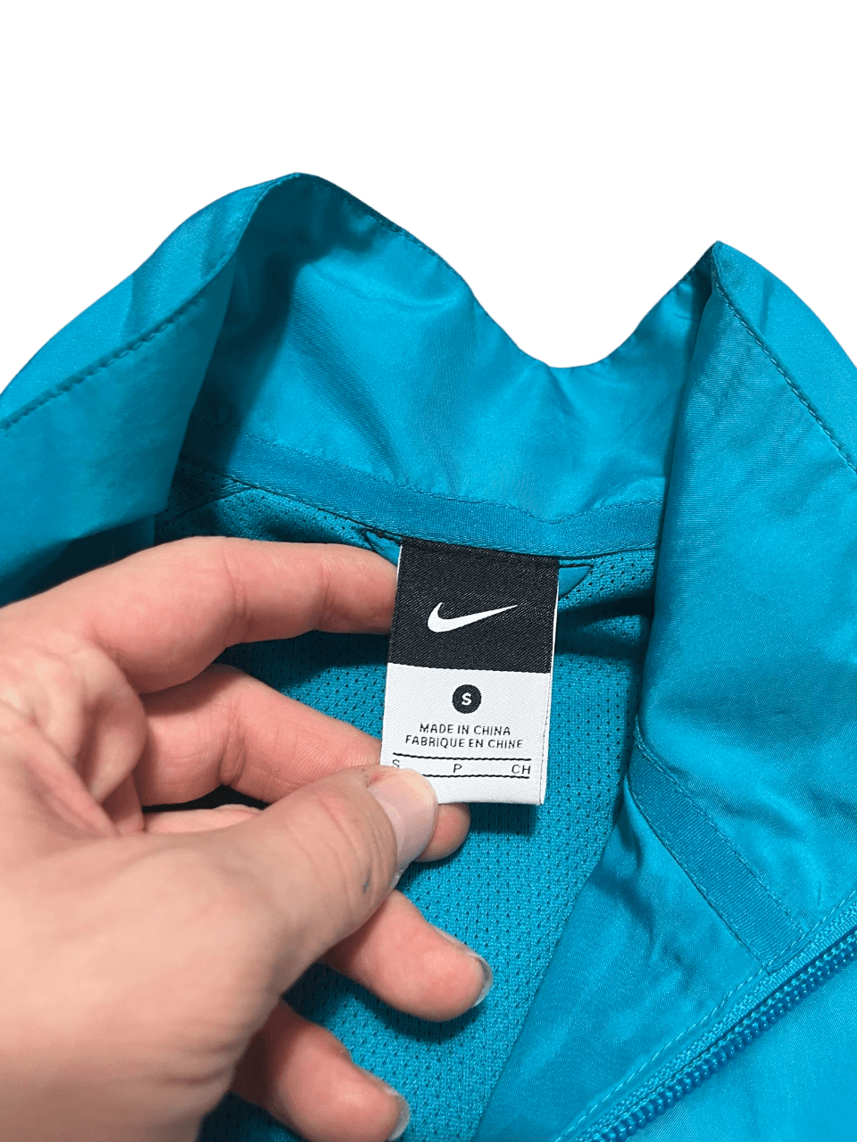 Nike kék streetwear dzseki címke közelről, S méret, sportos vintage stílus